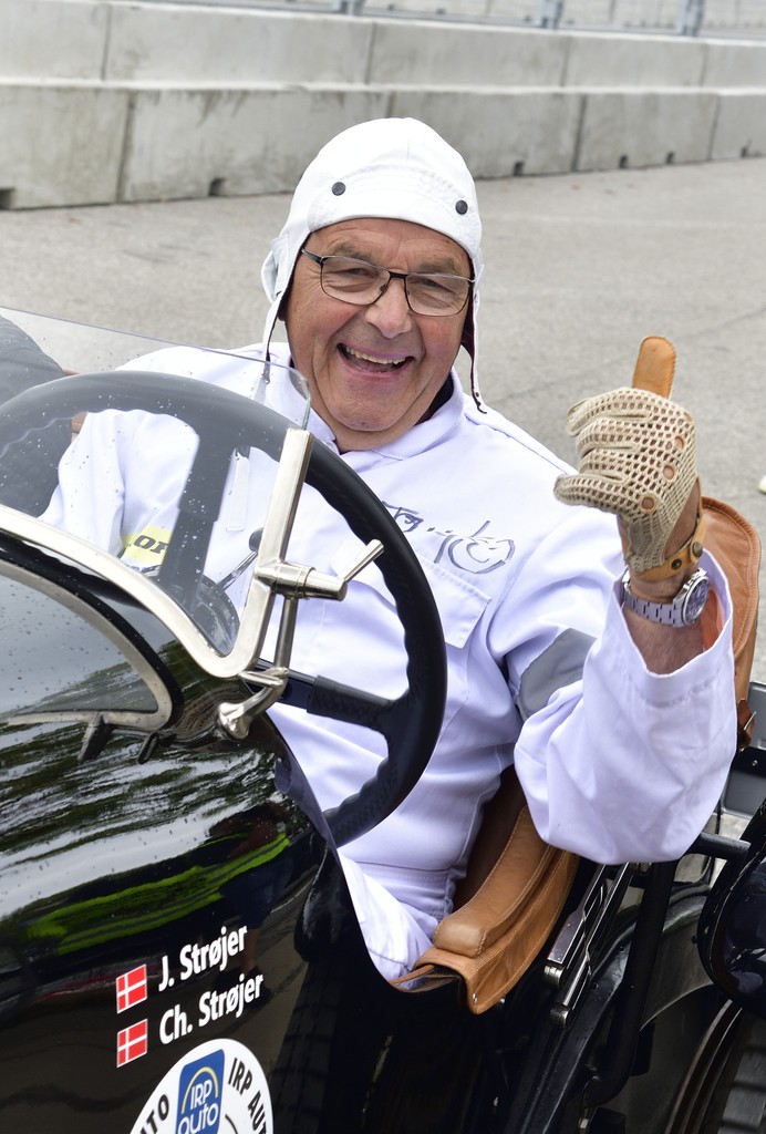 Jørgen Strøjer fra Assens kører opvisning i sin Mercedes-Benz SSK fra 1929. Den regnes som bilen, der grundlagde Mercedes-mærkets ry.
(Foto: Michael Eisenberg)
